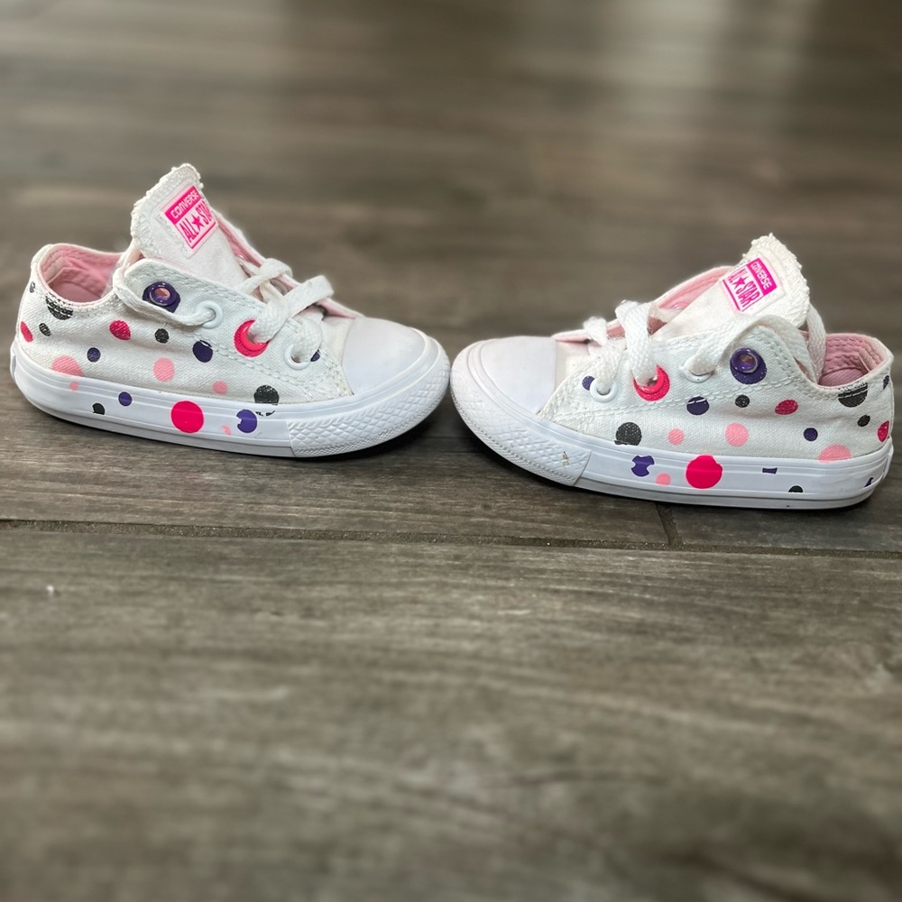 Converse Low Tops Toddler Girls Size 6
Polka Dots